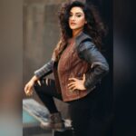 Rati Pandey Instagram – She is fire and ice
You’ll fear the cold and crave the burn…❤❤
.
.
#woman #saysitall #fire #womenfashionpower #instalike #instalove #ratipandey
📸 @prashantsamtani 
🧣 @ratipandey 
🧥 @harleydavidson
💄 @santosh.mahapure_makeup_artist 
💇‍♀️ @jayshreethakkarhairartist