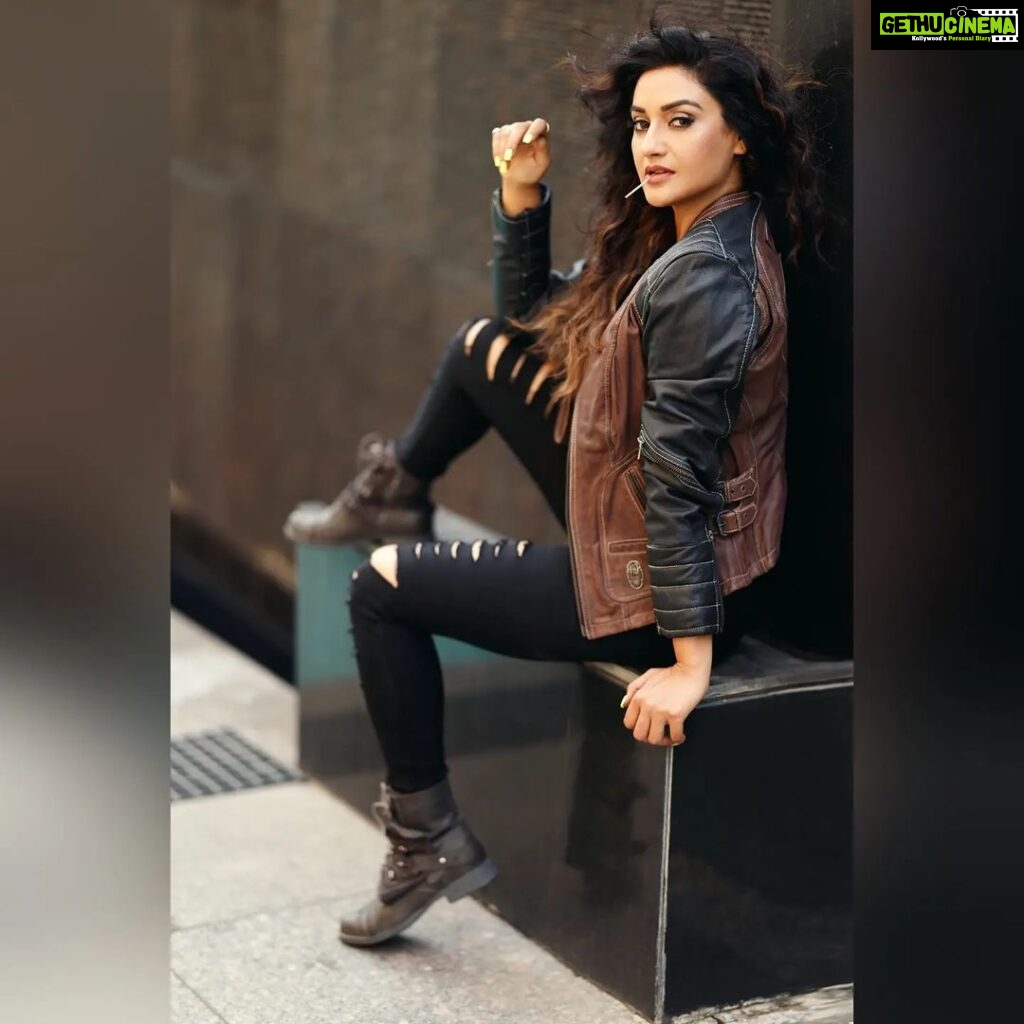 Rati Pandey Instagram - You are just one ride away from a good mood...hit the roads!🏍😉 . . . #riders #sundayvibe #swag #instapicture #instafashionista #hittheroad #ratipandey #harleydavidsonaddicts 📸 @prashantsamtani 🧣 @ratipandey 🧥 @harleydavidson 💇‍♀️ @jayshreethakkarhairartist 💄 @santosh.mahapure_makeup_artist