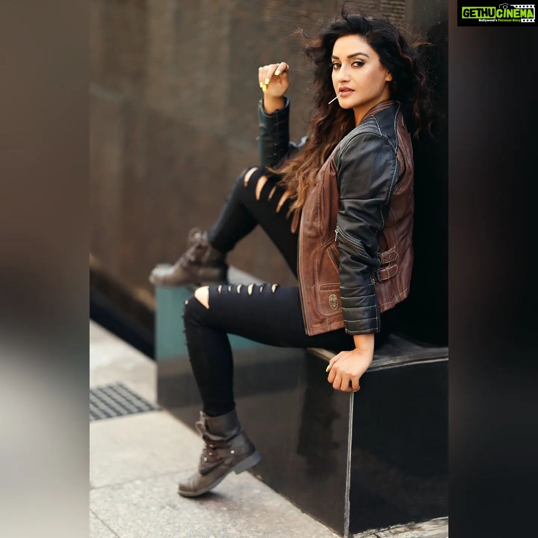 Rati Pandey Instagram - You are just one ride away from a good mood...hit the roads!🏍😉 . . . #riders #sundayvibe #swag #instapicture #instafashionista #hittheroad #ratipandey #harleydavidsonaddicts 📸 @prashantsamtani 🧣 @ratipandey 🧥 @harleydavidson 💇♀️ @jayshreethakkarhairartist 💄 @santosh.mahapure_makeup_artist