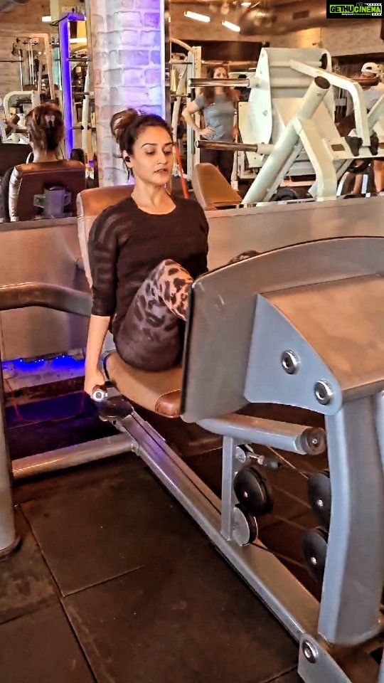 Rati Pandey Instagram - Your leg is not giving up..your head is😉 Leg days my favorite! . . #workout #legday #sweetpain #ﬁtness #donotgiveup #instaposts #health #ratipandey