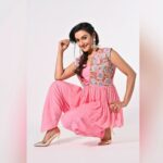 Rati Pandey Instagram - Pinch me pink💞 . . #pinkisanattitude #pink #photoshoots #instamood #instafashion #womenfashion #smile #sunday #ratipandey #sundayvibes 📸 @ashish_ojha_photography 👗 @labelnikkiej 🧣 @akansha.27 @tiara_gal 📿 @rimayu07 💄 @santosh.mahapure_makeup_artist 💇‍♀️ @jayshreethakkarhairartist