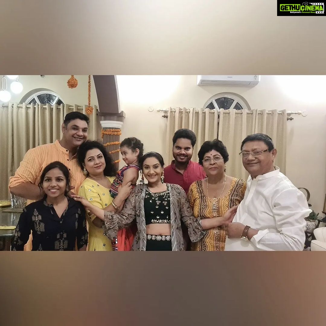 Rati Pandey Instagram - Happy Diwali from us to you all ❤❤ . . #celebrations #family #diwalivibes✨ #sweethome #gratitudeistheattitude #loveallaround #diwali2021 #patnadiaries #ratipandey
