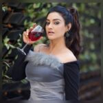 Rati Pandey Instagram - A Sunday that calls for some thoughts,a glass of wine and introspection! My kinda quite day with myself...🥂😉 . . #sundayvibes #relaxedday #instapictures #womenfashion #justchill #ratipandey . . 📸 @prashantsamtani 📍 @radissonmumbaiandherimidc 💇‍♀️ @jayshreethakkarhairartist 💄 @santosh.mahapure_makeup_artist 🧣 @akansha.27 @tiara_gal 👗 @pankhclothing