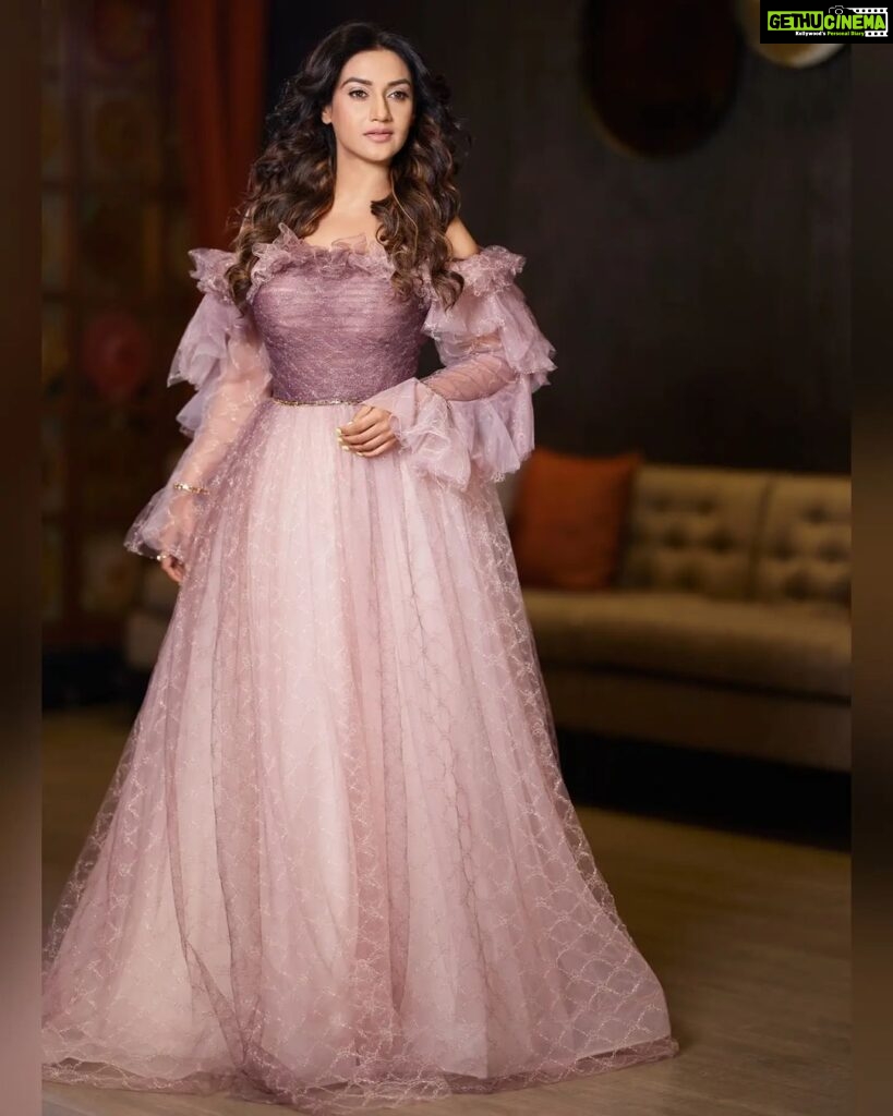 Rati Pandey Instagram - Every girl dreams of being a princess and then I said if dreams were seen why not make them real? Why not fill in the pinks and all the wings that had ever been in my vision!😊😉 . . . 📸: @prashantsamtani 💇‍♀️: @jayshreethakkarhairartist 💄: @santosh.mahapure_makeup_artist 🧣: @akansha.27 @tiara_gal 👗: @alesandracouture 📍: @radissonmumbaiandherimidc . . . #instapicture #dreambig #fashion #princess #ratipandey #myvibes #photoshoot #instagood #explore #fyp #womensfashion #womenstyle Radisson Mumbai Andheri MIDC