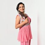 Rati Pandey Instagram – “Pinktastic” 😉💞💕💓💗💖
.
.
#pinktastic #colouroftheday #indofusion #womenstyle #instafashion #dhotipants #staystylish #ratipandey
📸 @ashish_ojha_photography 
🧣 @akansha.27 @tiara_gal 
👗 @labelnikkiej 
📿 @rimayu07 
💄 @santosh.mahapure_makeup_artist 
💇‍♀️ @jayshreethakkarhairartist