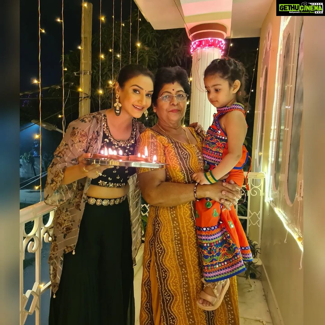 Rati Pandey Instagram - Happy Diwali from us to you all ❤❤ . . #celebrations #family #diwalivibes✨ #sweethome #gratitudeistheattitude #loveallaround #diwali2021 #patnadiaries #ratipandey