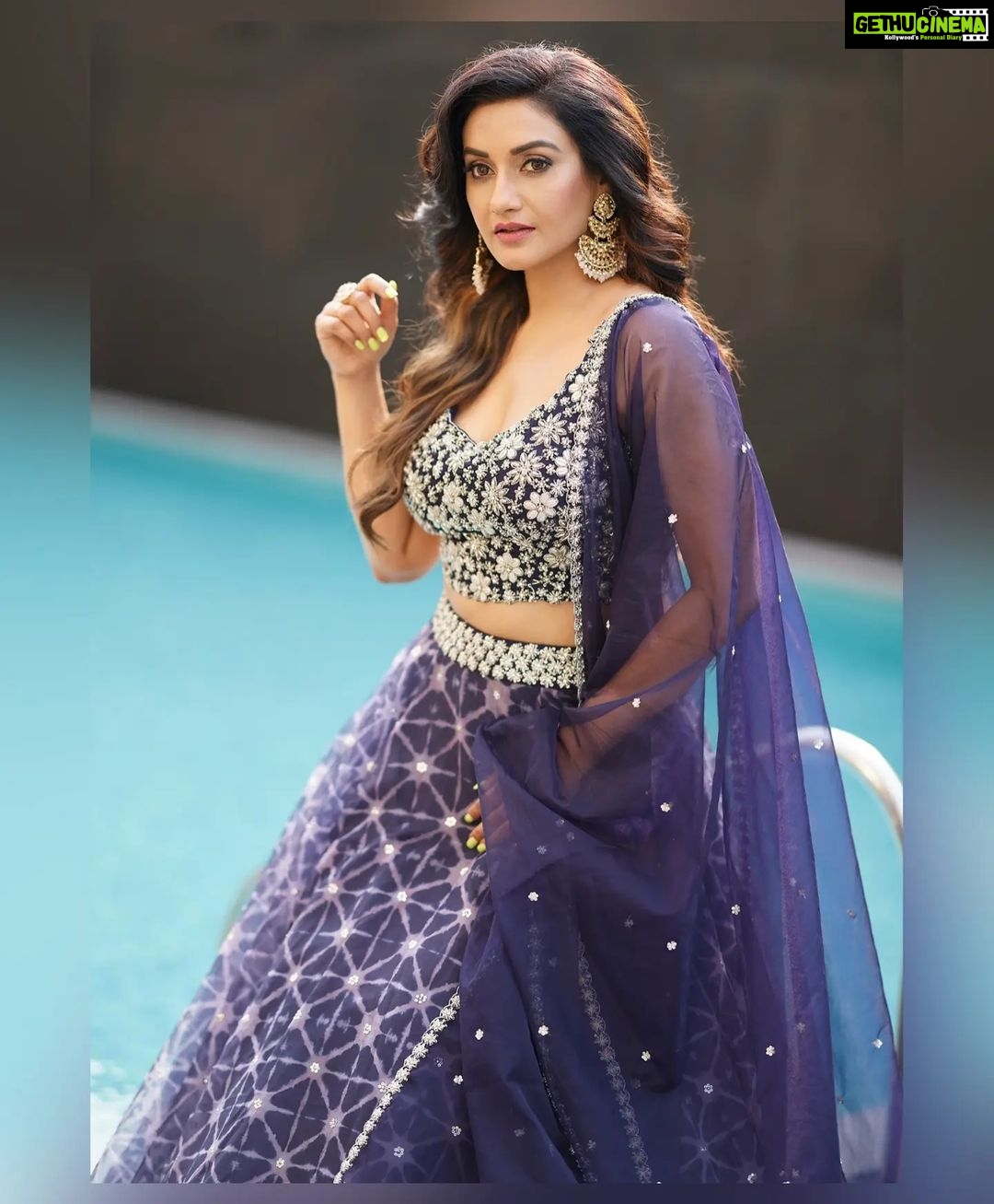 Rati Pandey Instagram - Aap sabhi ko "DHANTERAS" ki bohot bohot shubhkamnayein🙏🤗 . . #festivity #wishingyoualltheluck #happiness #harmony #enoughwealth #instagram #festivewear #diwali #celebration #ratipandey 📸 @prashantsamtani 💇♀️ @jayshreethakkarhairartist 💄 @santosh.mahapure_makeup_artist 🧣 @akansha.27 @tiara_gal 👗 @emiraasbyindrani 📿 @rubansaccessories @oakpinionpr