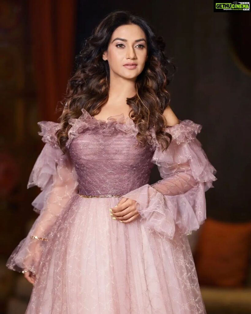 Rati Pandey Instagram - Every girl dreams of being a princess and then I said if dreams were seen why not make them real? Why not fill in the pinks and all the wings that had ever been in my vision!😊😉 . . . 📸: @prashantsamtani 💇‍♀️: @jayshreethakkarhairartist 💄: @santosh.mahapure_makeup_artist 🧣: @akansha.27 @tiara_gal 👗: @alesandracouture 📍: @radissonmumbaiandherimidc . . . #instapicture #dreambig #fashion #princess #ratipandey #myvibes #photoshoot #instagood #explore #fyp #womensfashion #womenstyle Radisson Mumbai Andheri MIDC