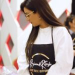 Rati Pandey Instagram - When the participant and the canvas are equally beautiful ! Thank you @ratipandey for your support and love… it was such a good gesture by you to visit the #mumbai #photoresinart workshop. Thank you once again. . #celebrity #actress #artworkshop #resin #trendingpage #explorepage✨ #resinartworkshop #resinartistindia Mumbai, Maharashtra