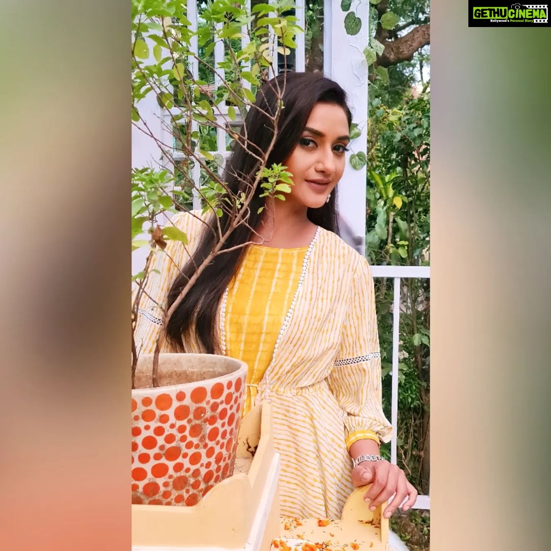 Rati Pandey Instagram - "Xanthophile"... A lover of the colour yellow😍 . . #shootlife📷 #yellowaesthetic #freshstart #instapictureoftheday #ratipandey