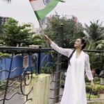 Rati Pandey Instagram - Gunj raha hai duniya mein Hindustan ka nara, Chamak raha hai aasman mein tiranga humara..🇮🇳 Wishing you all a very happy 75th "Independence day" Jai Hind🇮🇳 . . #proudindian #merahindustan #freedom #ratipandey #beautifulindia #heritage #newindia #jaihind #reel #reelindia