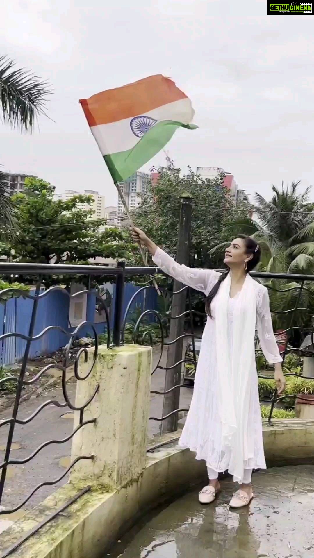 Rati Pandey Instagram - Gunj raha hai duniya mein Hindustan ka nara, Chamak raha hai aasman mein tiranga humara..🇮🇳 Wishing you all a very happy 75th "Independence day" Jai Hind🇮🇳 . . #proudindian #merahindustan #freedom #ratipandey #beautifulindia #heritage #newindia #jaihind #reel #reelindia