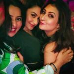 Rati Pandey Instagram - Girls can actually have loads of fun😉 . . #girlsnightout #gettogether #funnight #muchawaited #reelsvideo #instasong #happysouls @juhiparmar @ashwinivala @hina_prmr @neitu_kkithany @dishatulsiani