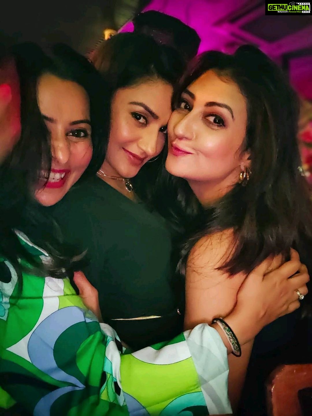 Rati Pandey Instagram - Girls can actually have loads of fun😉 . . #girlsnightout #gettogether #funnight #muchawaited #reelsvideo #instasong #happysouls @juhiparmar @ashwinivala @hina_prmr @neitu_kkithany @dishatulsiani