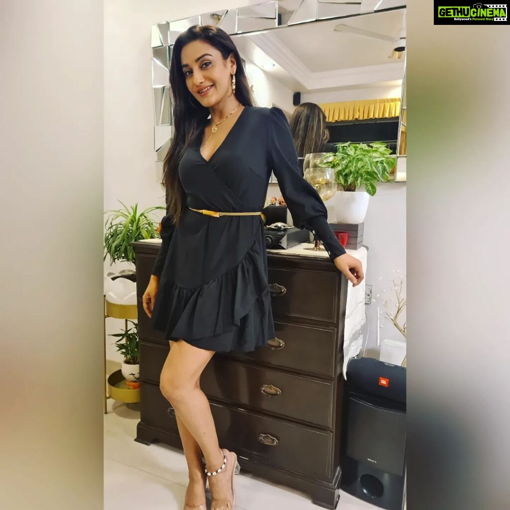 Rati Pandey Instagram - What is better than "Black"? More Black😉☻️🤷‍♀️😎 📸 @juhiparmar🤗 . . #black #aboutlastnight #instafashion #instagood #ratipandey #instapicture