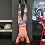 Rati Pandey Instagram - Strengthen thyself💪🏋‍♀️ . . . #shoulderworkout #strenthtraining #functionaltraining #fitness #ratipandey #independentwoman #reelsinstagram #reelkarofeelkaro #fitnessgoals #headstand #enjoyeverymoment