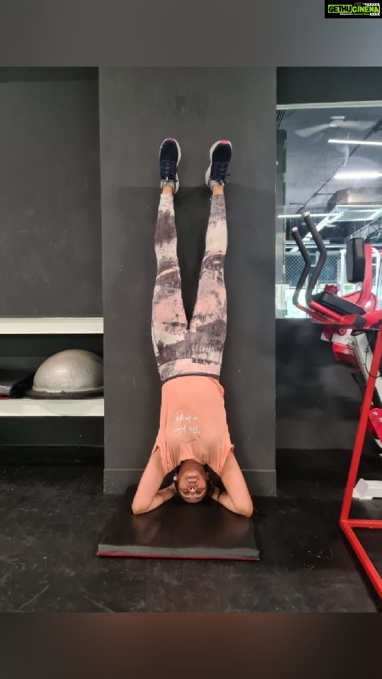 Rati Pandey Instagram - Strengthen thyself💪🏋♀️ . . . #shoulderworkout #strenthtraining #functionaltraining #fitness #ratipandey #independentwoman #reelsinstagram #reelkarofeelkaro #fitnessgoals #headstand #enjoyeverymoment