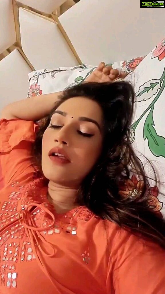 Rati Pandey Instagram - That one annoying person in the family who never let you to rest in peace😉😆 . . #ɪɴsᴛᴀʀᴇᴇʟs #ratipandey #ratipandeyreels #funnyvideos #justforfun #annoyed #justrelax