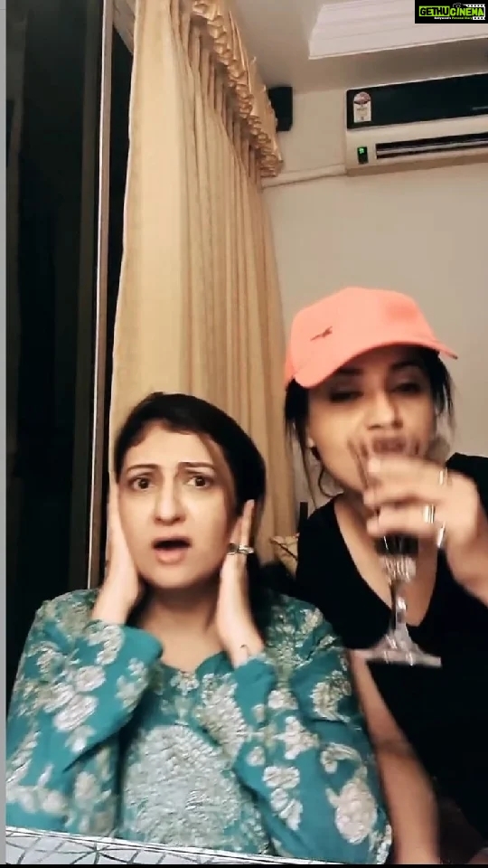 Rati Pandey Instagram - Had to do this 😆🤪 Choti bachhhiii ho kya??? . . #trendingreel #réel #ratipandey #juhiparmar #funnyvideo #justforfun😂 #ɪɴsᴛᴀʀᴇᴇʟs