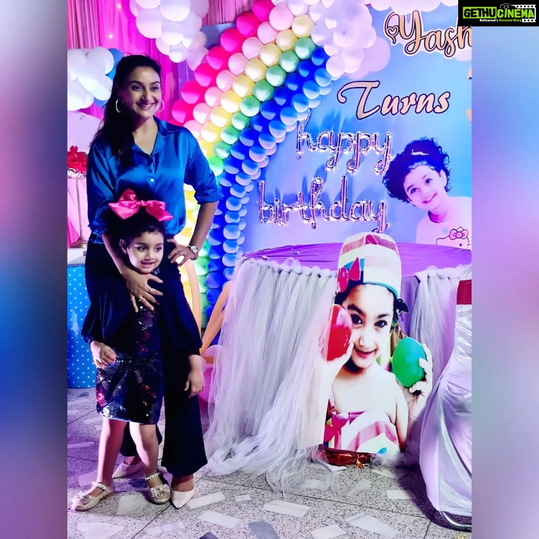 Rati Pandey Instagram - My little princess turns 3 this year...Wishing you all the happiness and love you deserve my little brattyyyy..love you❤️💖 @yashikaprincesss . . #buakibeti #yashika #ratipandey #maalovesyou #happybirthday #mysukoon #patnabeats #familytime❤️ #blueaesthetic #unconditionallove💕 #2022
