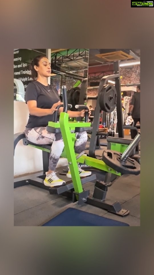 Rati Pandey Instagram - If you can walk properly after a leg day..then you need to train harder Jussstttt grind it...🤸‍♀️🏋 . . #satudayvibes #saturdaymotivation #fitnessgoal #ratipandey #legsday #sweatitout #happyhormones #réel #reelkarofeelkaro❤ #fitnesslovers #consistencymatters