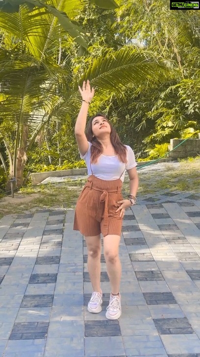 Raveena Daha Instagram - Let your heart lead the way as you dance to Na Na Na Na 💃🤍 #NaNaNaNa #AVivekMervinOriginal @viveksivaofficial @mervinsolomon @divomusicofficial #raveena #raveenadaha #RD