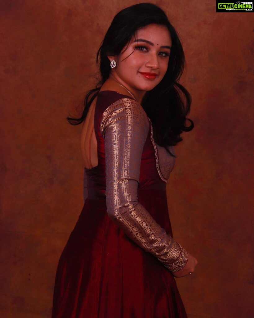 Raveena Daha Instagram - சிறுக சிறுக உன்னில் என்னை தொலைத்து மொழி சொல்லவா 🦋🖤 Studio 📍@sixer_studios Outfit @tweety_threads 😍😘 #raveena #raveenadaha