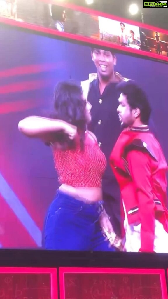 Raveena Daha Instagram - #vaathiaudiolaunch a glimpse remix of #oruthalakadhalathantha song performed infront @dhanushkraja sir ❤️😍 Chennai, India