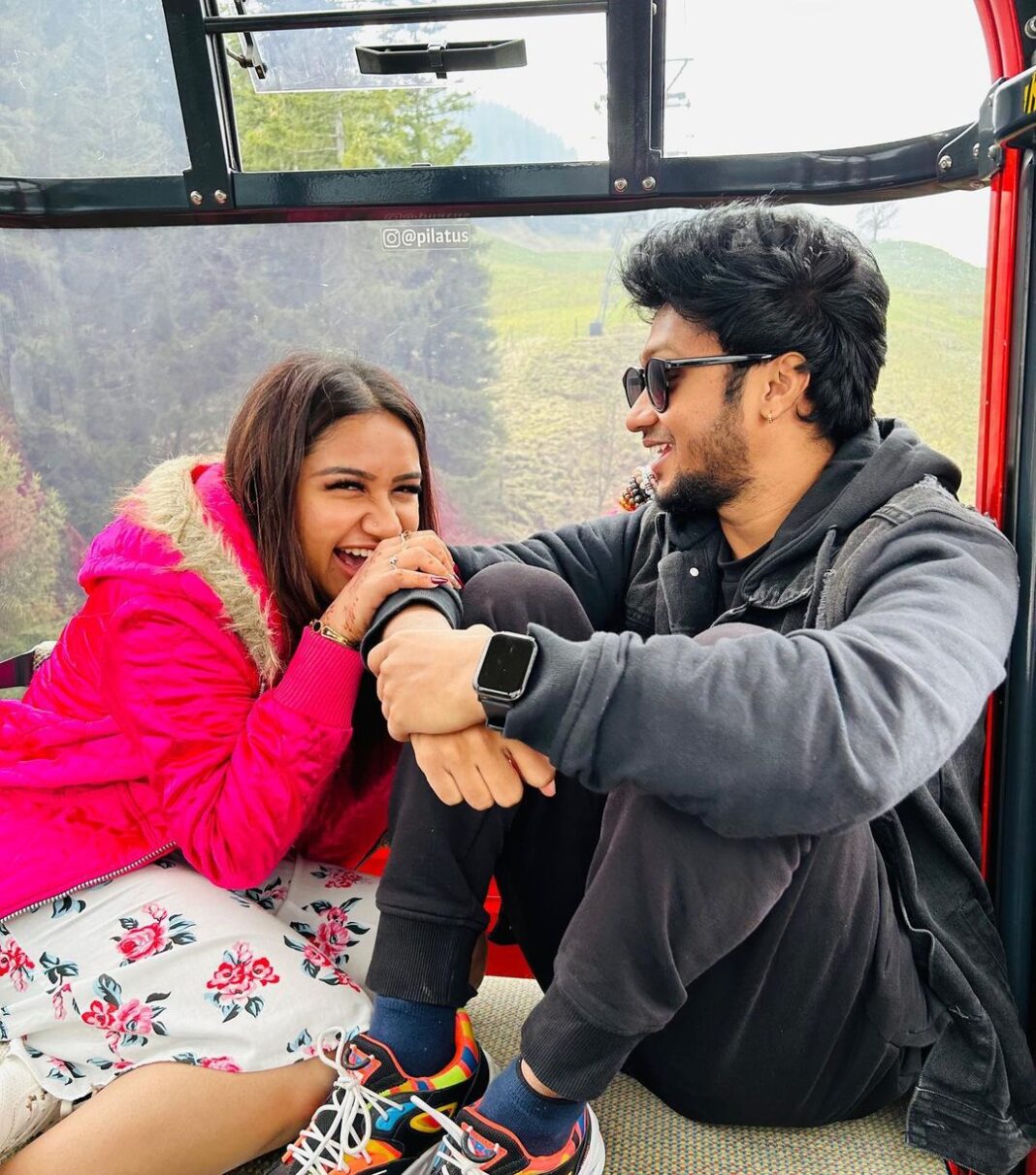 Raveena Daha Instagram - Puttina rojulu subhakanshalu chelllooooo🖤🖤🖤😘😘😂😂 ungalukke theriyum enaku caption laam ezhudha theriyaadhu 😌 but I wish you a happier birthday than anyone else has wished you. May your special day bring you happiness and love that lasts throughout the year chelloooo🖤🖤 Oruvaati tamil laiyum sollikiren ✨Iniya pirandhanaal nalvazhthukkal 🥹 avlodhaan tataaaa… 🫣 @manichandra_official 🖤🖤✨ #hbd #chello #mani #manichandra