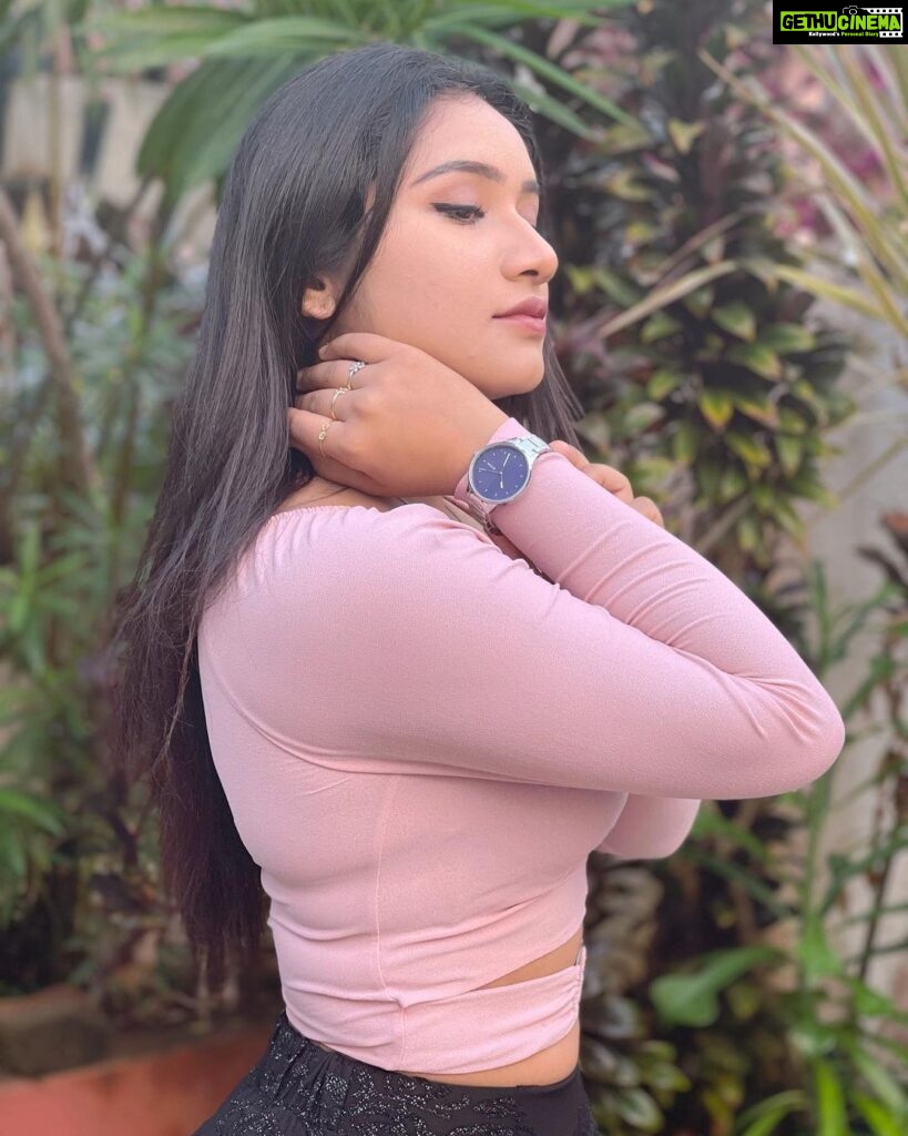 Raveena Daha Instagram - Time to unveil this beautiful gift from your secret santa ! Grab a classy TITAN watch for your loved ones 🖤 @titanwatchesindia Visit your nearest Titan Store or check out the website to avail upto 40% off* on the widest range of watches for a limited period! Check the link below to explore more http:/ bit.ly/3BQT158". @daurcomm #weddinggifts #festiveseason #anniversarygifting #birthdaygifting #TitanEOSS
