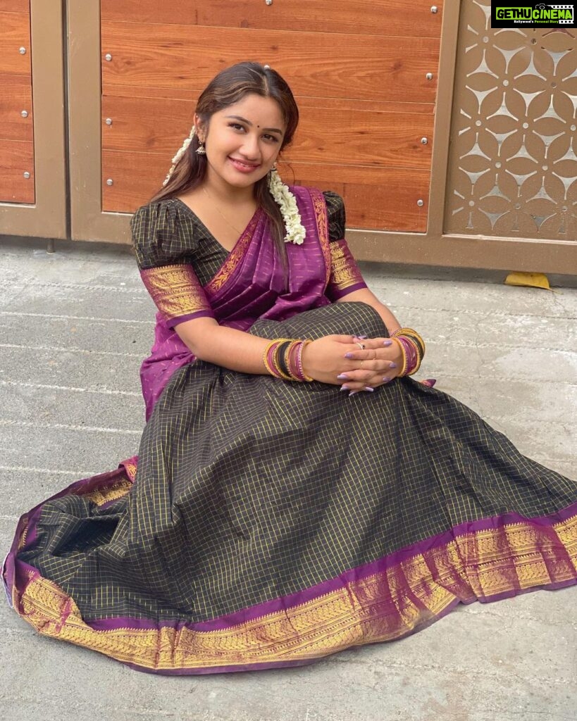 Raveena Daha Instagram - எலோரா சிற்பங்கள் உன் மீது காதலுறும் 🖤💜 Beautiful halfsaree from : @kaithari_nesavu_sarees 💜😍 #raveena #raveenadaha #RD