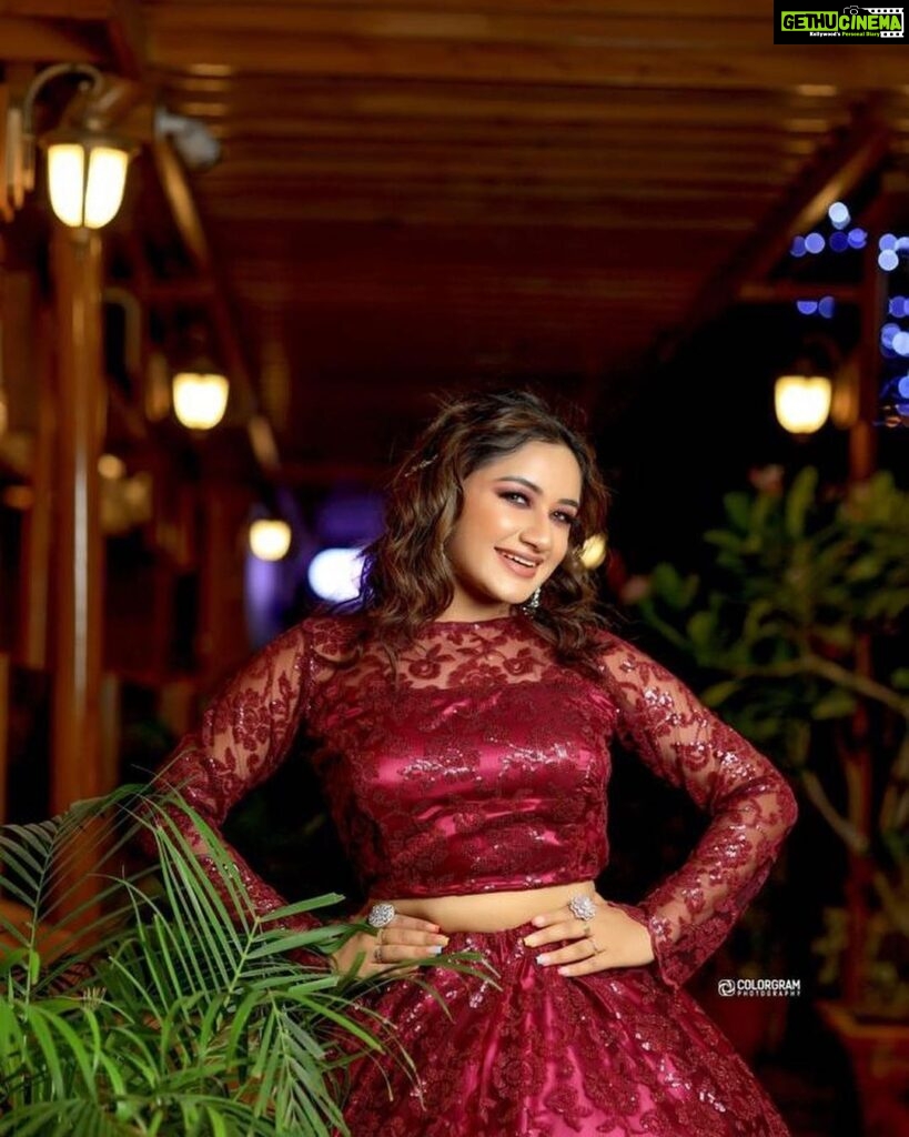 Raveena Daha Instagram - 💃💃💃💃 MAKEUP COURTESY :- @chitra_makeup_studio HAIRDO COURTESY:- @chitra_makeup_studio JEWELLERY COURTESY:-@chitra_boutique_nd_jwellery PHOTOGRAPHER:- @colorgram.photography #raveena #raveenadaha #RD