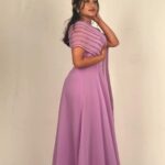 Raveena Daha Instagram – இதழின் ஒரு ஓரம் சிறிதாய் அன்பே💜 

Beautiful costume by @tweety_threads 😘
Studio @sixer_studios 🖤 

#raveena #raveenadaha #RD