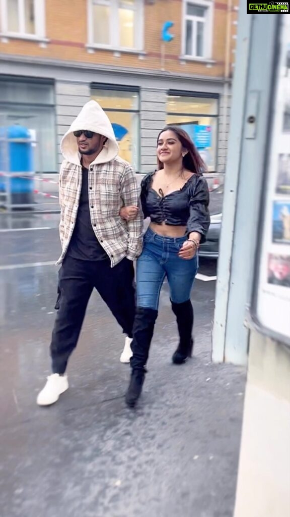 Raveena Daha Instagram - Pogum idam ellaamae Kooda kooda vanthaai🖤🌚.. Walking in the drizzling streets of swizz 😍🌧 Vc: @tharshan_93 😏😈 #memories #swizerland🇨🇭 #raveena #raveenadaha #RD #mani #manichandra