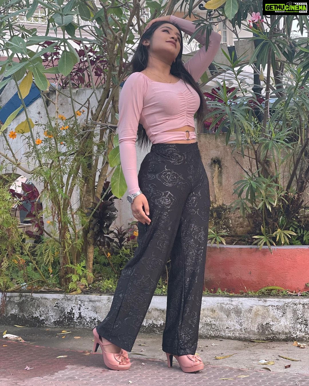 Raveena Daha Instagram - ᗰeᖇᖇy ᑕᕼᖇiᔕtᗰᗩᔕ ᗰy ᒪoᐯeᔕ 🖤🎄 #Raveena #raveenadaha #RD