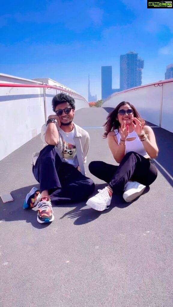 Raveena Daha Instagram - Nadakuma nenaicheneee… nadandhuruchiiiii nadandhuruchiii🙈😍😍🖤🖤 Unga kanukku Burj khalifa theridha ? 🙈 #dubai #UAE #raveena #raveenadaha #mani #manichandra #MR