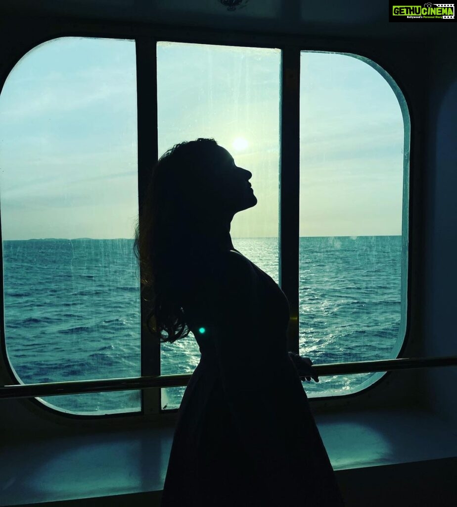 Raveena Daha Instagram - Neeye ! 🖤 Engum ethilum neeye 🖤 #raveena #raveenadaha Cordelia Cruises
