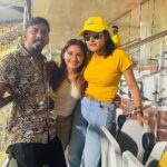 Raveena Daha Instagram – Inda feel eeh thani mamey😍
With thangapulla @im_raveena_daha 😘
& anney @sarath_kpy 💛
…
#csk #whistlepodu #dhoni #ipl #chennaiipl #vjkalyani🎤