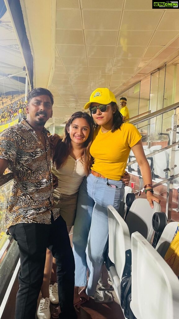 Raveena Daha Instagram - Inda feel eeh thani mamey😍 With thangapulla @im_raveena_daha 😘 & anney @sarath_kpy 💛 ... #csk #whistlepodu #dhoni #ipl #chennaiipl #vjkalyani🎤