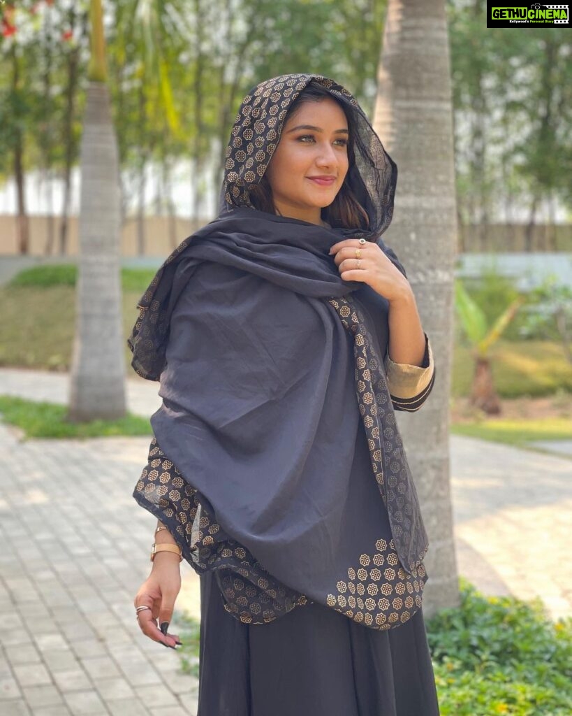 Raveena Daha Instagram - عيد مبارك🤍☪️ On this Eid, I send you my best wishes for joy and health 🤍 Wearing @essentials_cart_ 🖤 #raveena #raveenadaha