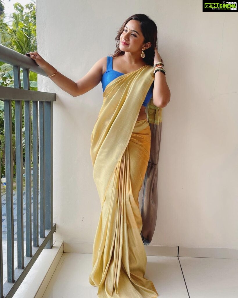 Raveena Daha Instagram - 💛🩶🌚 Saree from @asmacollection 😍 #raveena #raveenadaha #RD