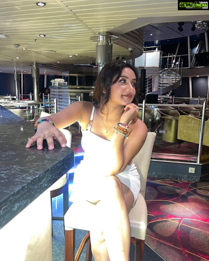 Raveena Daha Instagram - 'Cause all of me Loves all of you🖤🥹 Pc @yeah_me_1010 🤍 #raveena #raveenadaha #RD Cordelia Cruises