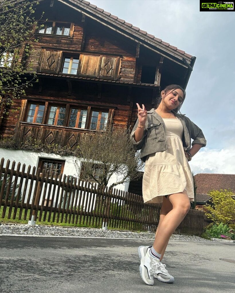 Raveena Daha Instagram - காற்றோடு பரவும் உன் வாசம், தினமும் புது போதை தானே அழகே 🖤😘 Pc @manichandra_official chello🖤 raveena #raveenadaha #RD #switzerland Luzern, Switzerland