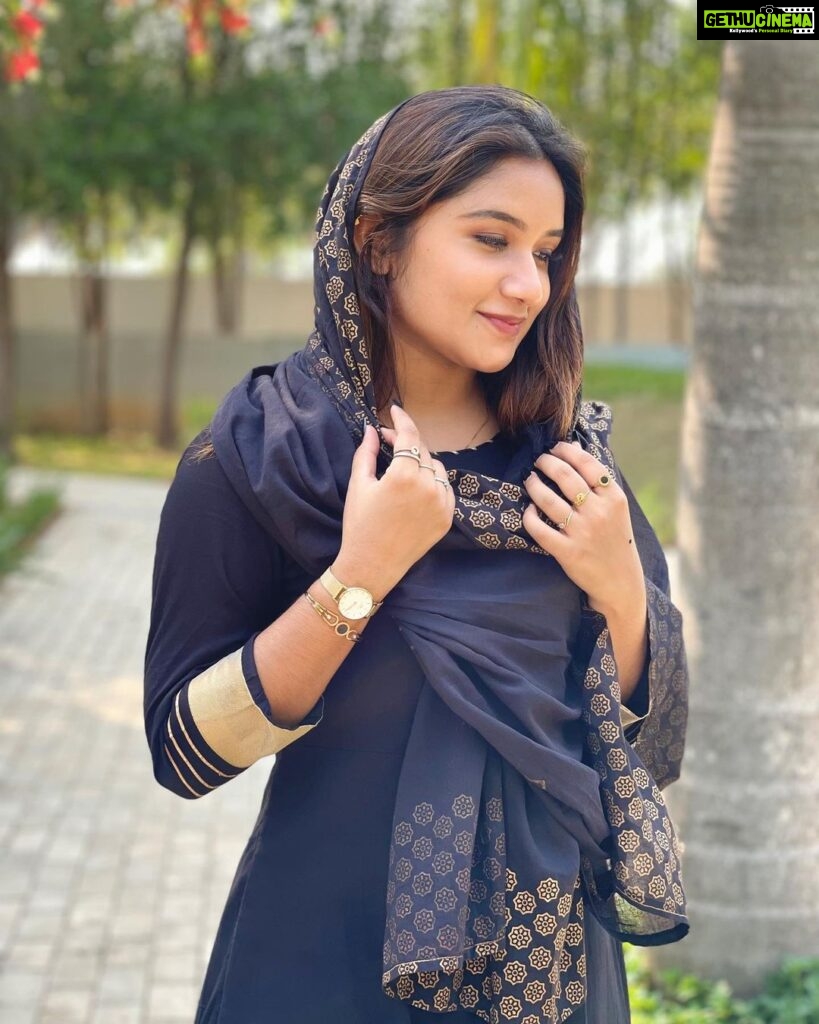 Raveena Daha Instagram - عيد مبارك🤍☪️ On this Eid, I send you my best wishes for joy and health 🤍 Wearing @essentials_cart_ 🖤 #raveena #raveenadaha