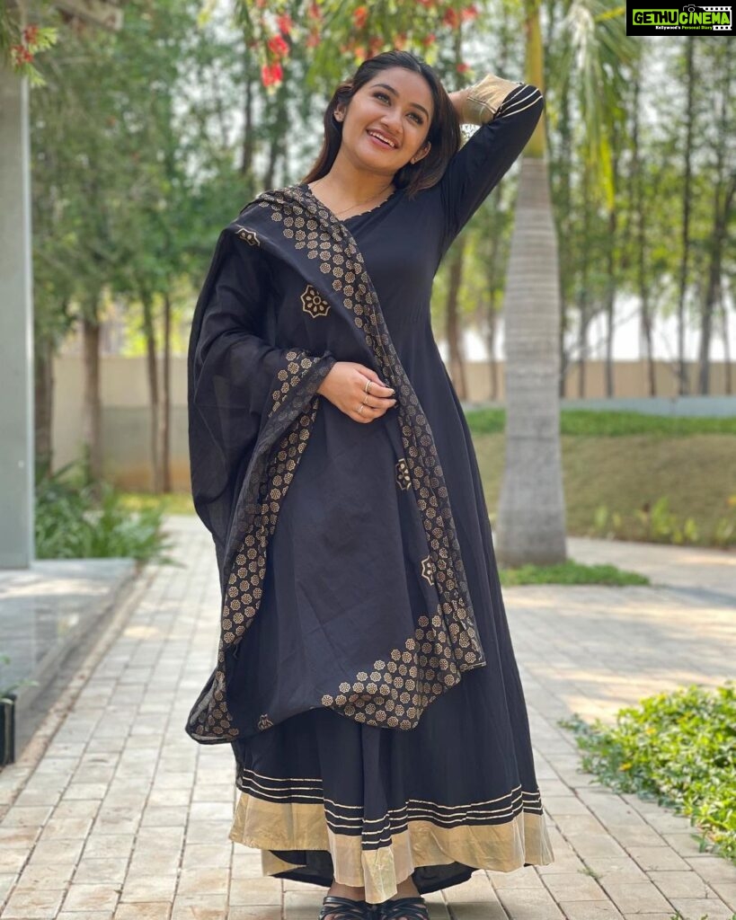 Raveena Daha Instagram - عيد مبارك🤍☪️ On this Eid, I send you my best wishes for joy and health 🤍 Wearing @essentials_cart_ 🖤 #raveena #raveenadaha