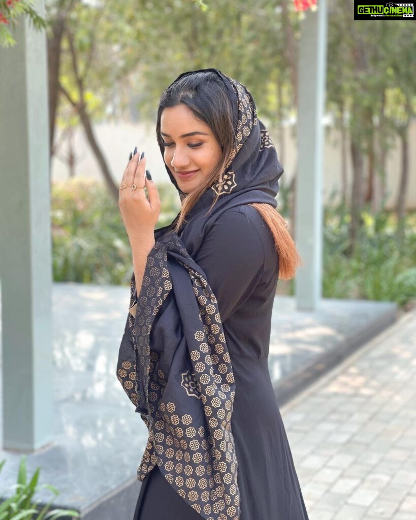 Raveena Daha Instagram - عيد مبارك🤍☪️ On this Eid, I send you my best wishes for joy and health 🤍 Wearing @essentials_cart_ 🖤 #raveena #raveenadaha