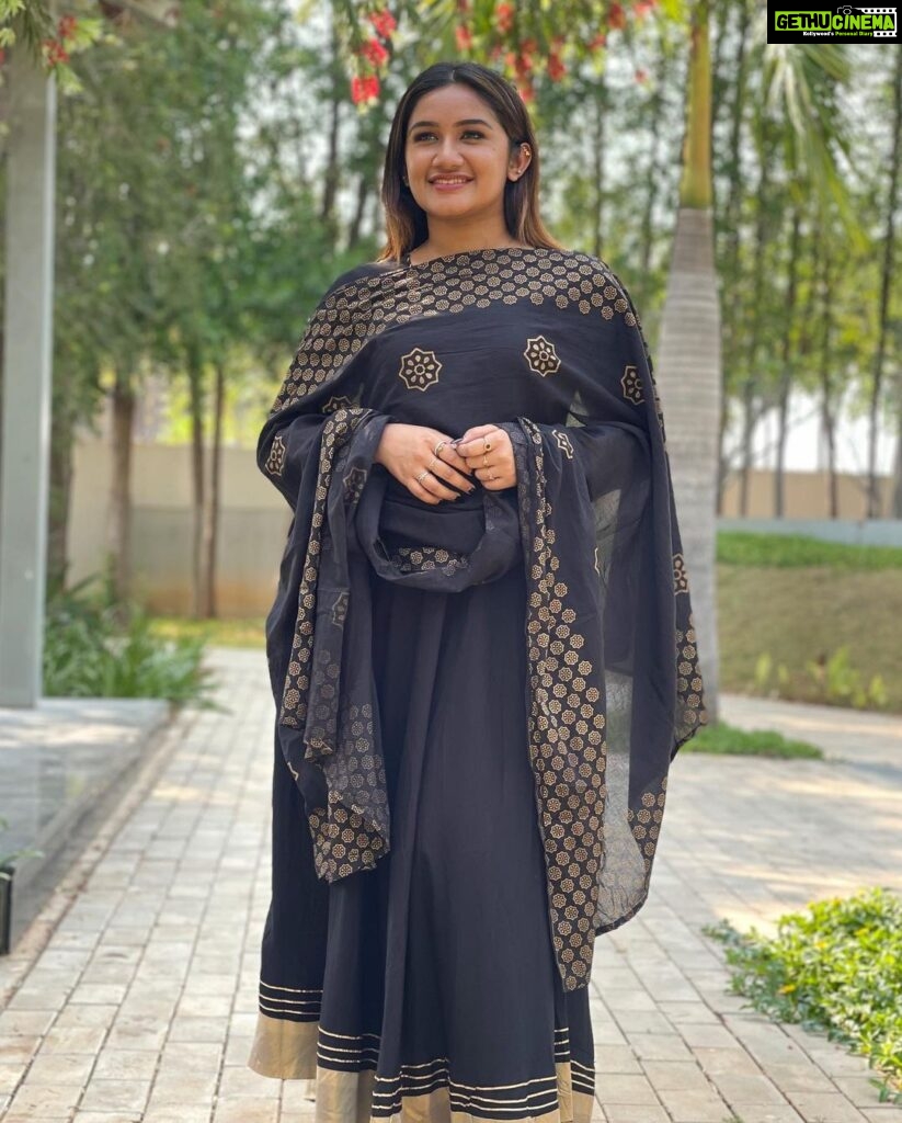 Raveena Daha Instagram - عيد مبارك🤍☪️ On this Eid, I send you my best wishes for joy and health 🤍 Wearing @essentials_cart_ 🖤 #raveena #raveenadaha