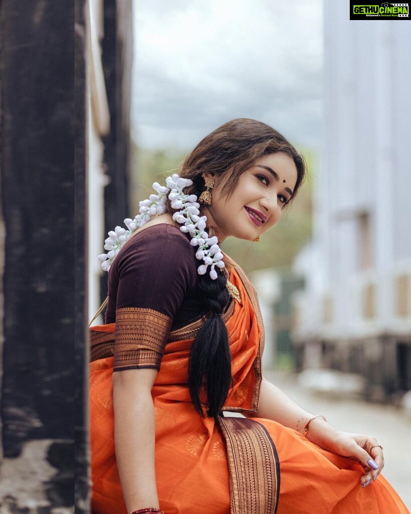 Raveena Daha Instagram - Penn dhaane soft ah irupa nu nenaikadheenga.. naan konjam rugged aana aalu😝 Beautifully dolled up by @makeover_by_miga 😻🖤 Hairstyle by @nishok_hairstylist 😍 Killer pictures by @nithinographer ⚡️ #raveena #raveenadaha #rd