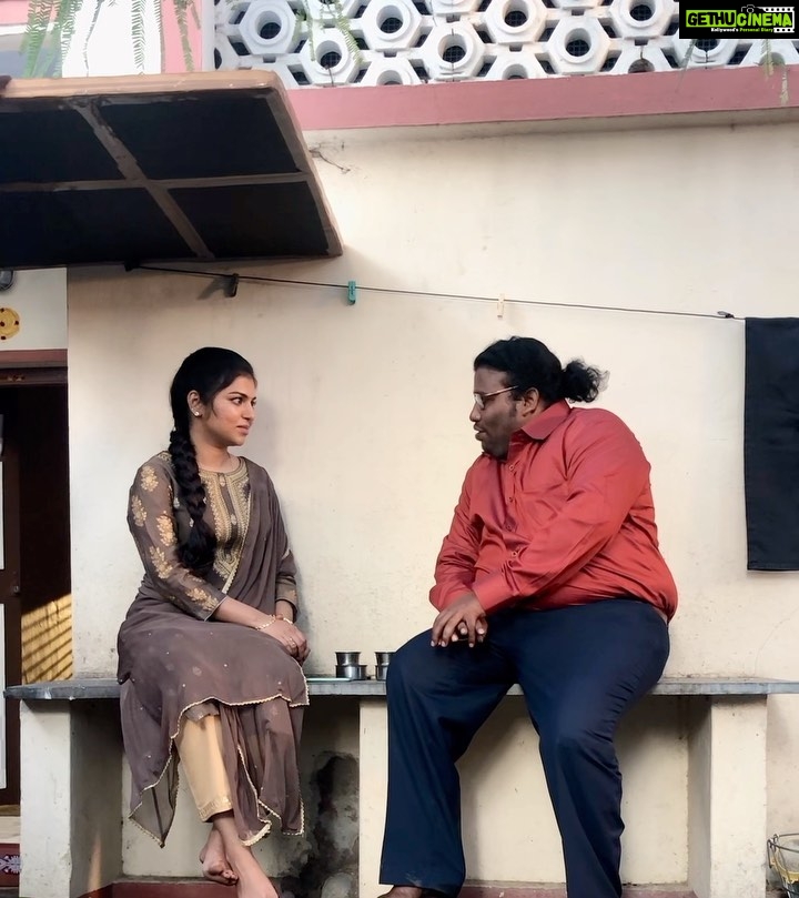 Raveena Ravi Instagram - Found this funny #bts during #lovetoday shoot with @yogibabuofficial_ sir 😁 Wait till the end .. that coffee was really 🙊🙊🙊 @pradeep_ranganathan 😜