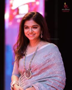Raveena Ravi Instagram - In love with this saree💙 And Unforgettable day! #lovetoday #lovetoday100days ❤️ @onlynikil PC : @lokesh_photos 🙏🏻😄